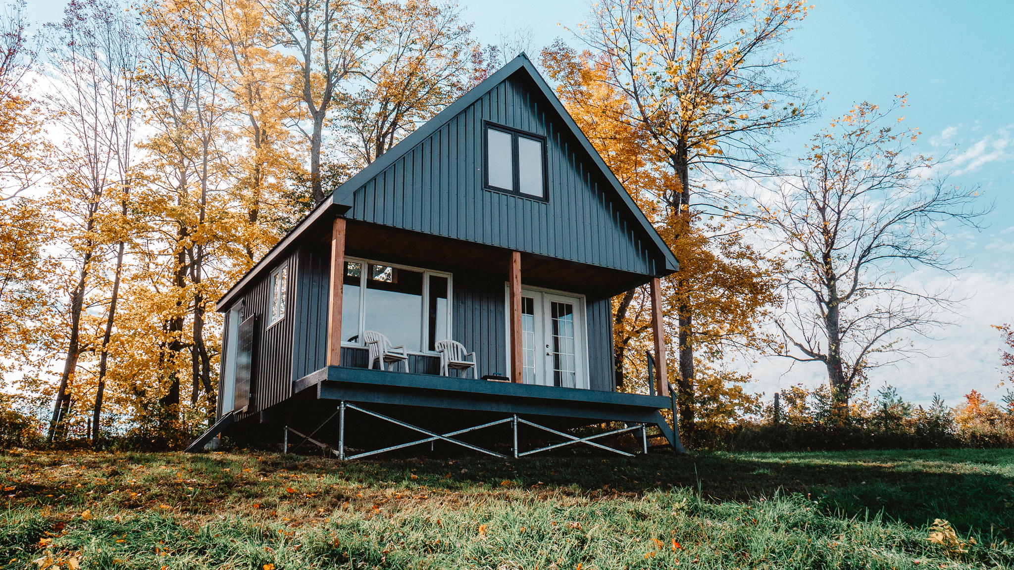 Small chalet on screw piles by Vistech Suroit