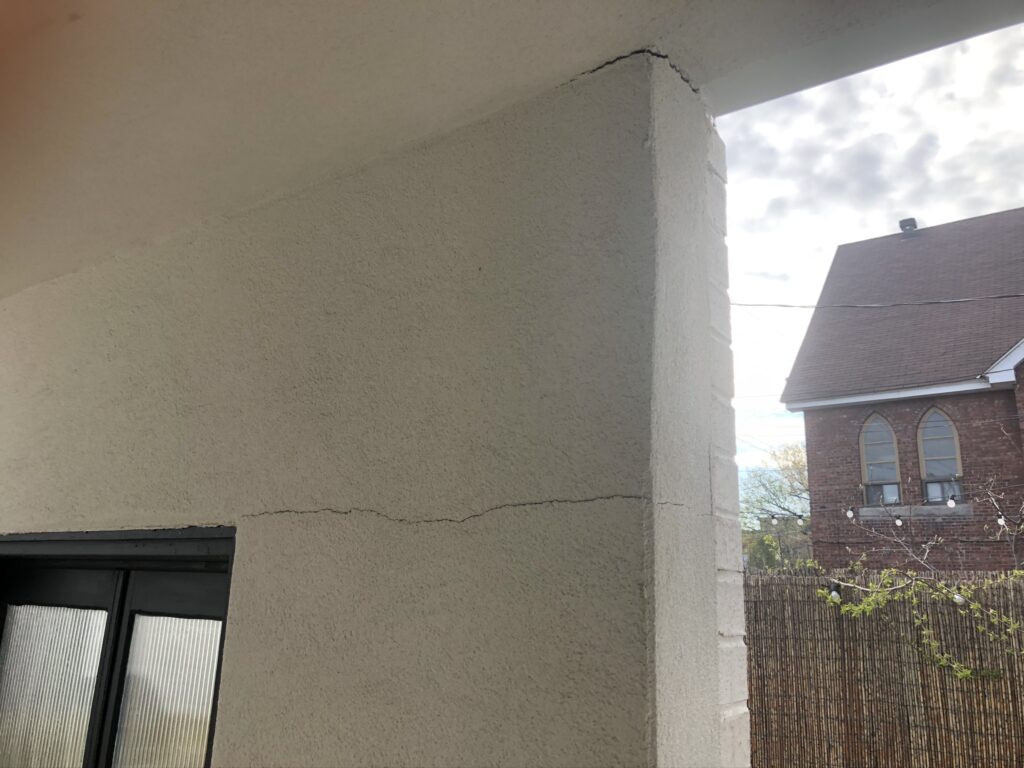 Fondation de béton fissurée