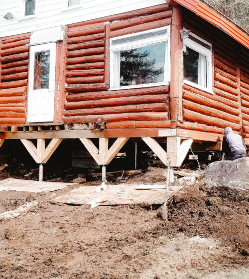Chalet en bois rond sur pieux vissés dans les Monts-Valin au Saguenay