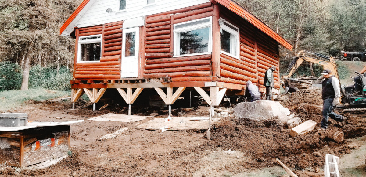 Chalet en bois rond sur pieux vissés dans les Monts-Valin au Saguenay